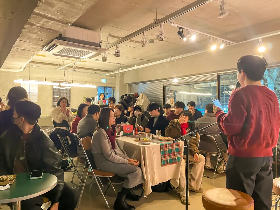 정기공연 객석에서 수강생들이 공연을 지켜보는 모습